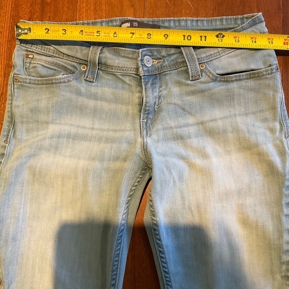 Woman's Levi's Shaping Capri Light Wash Classic Denim Jeans - Picture 9 of 17